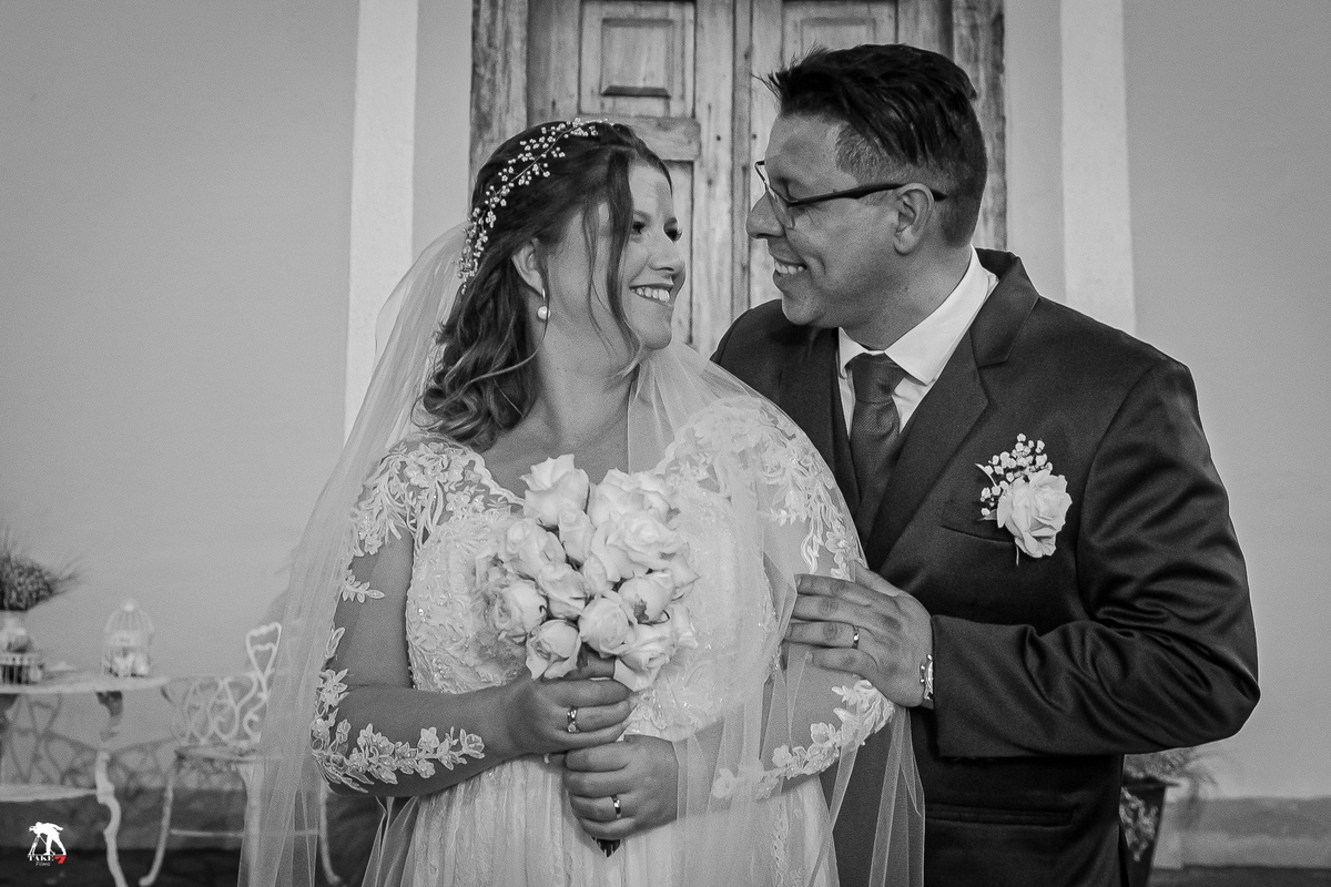 Casal de noivos se olhando 