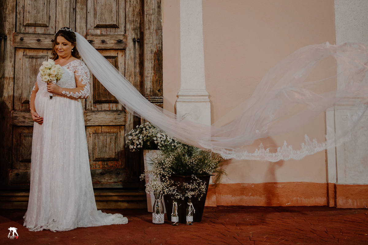 Noiva com buquê e Véu voando 