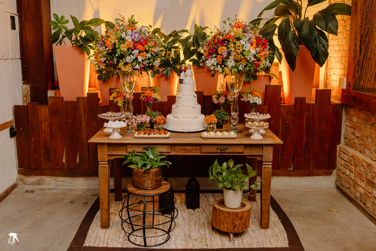 Mesa do Bolo com doces de casamento 