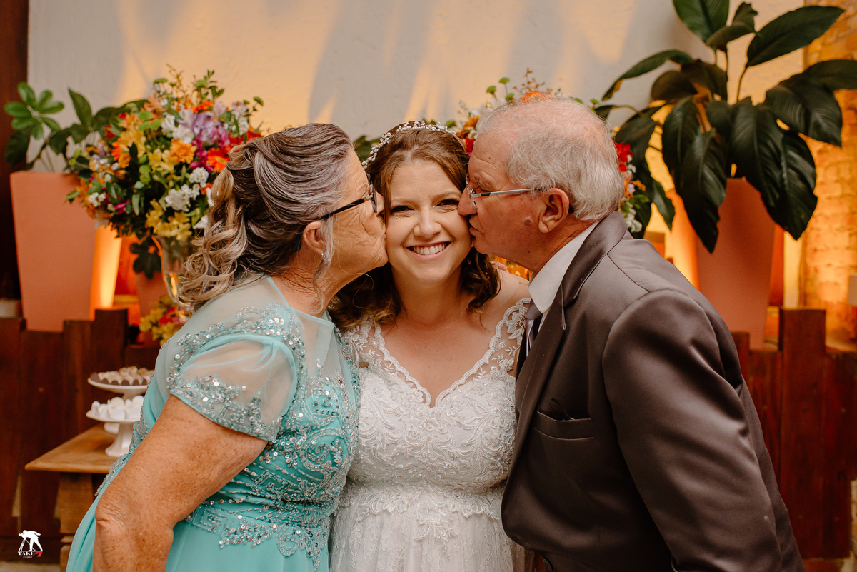 pais beijando a Noiva 