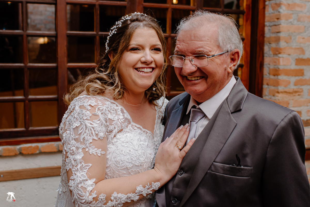 Noiva sorrindo com pai 