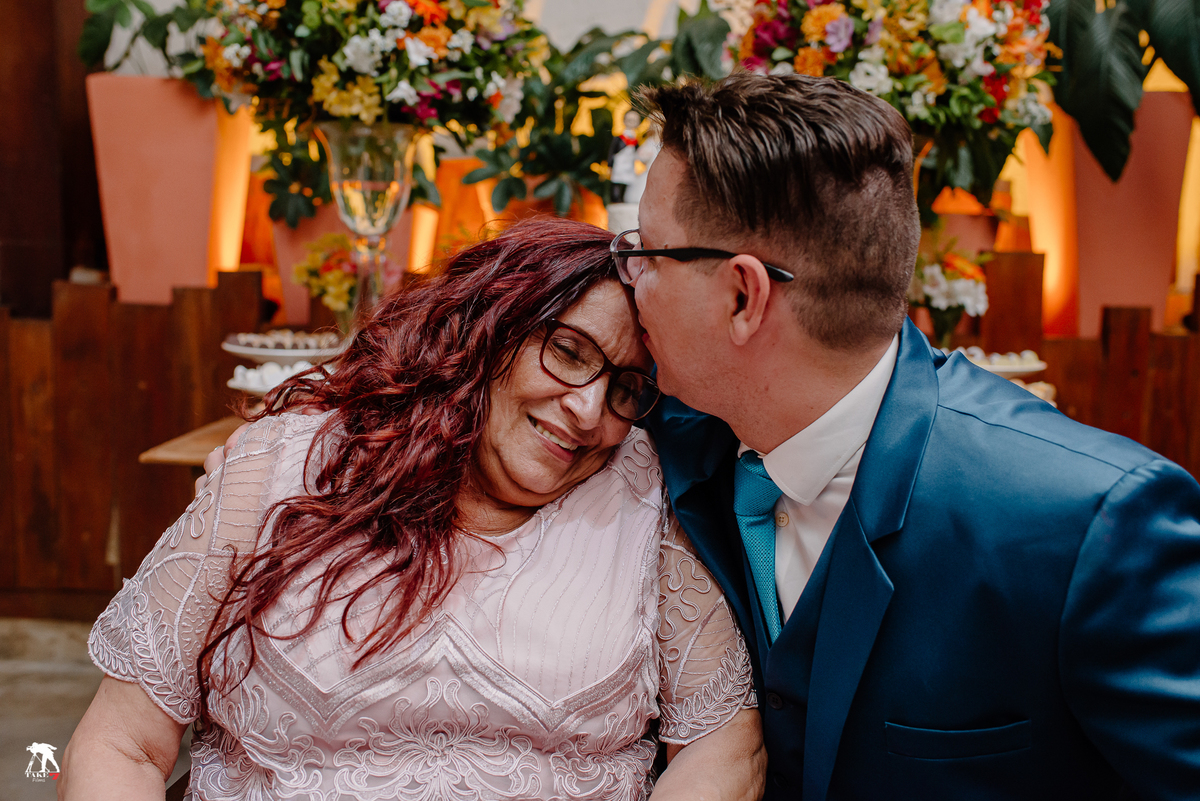 Noivo beijando a mãe na festa de casamento 