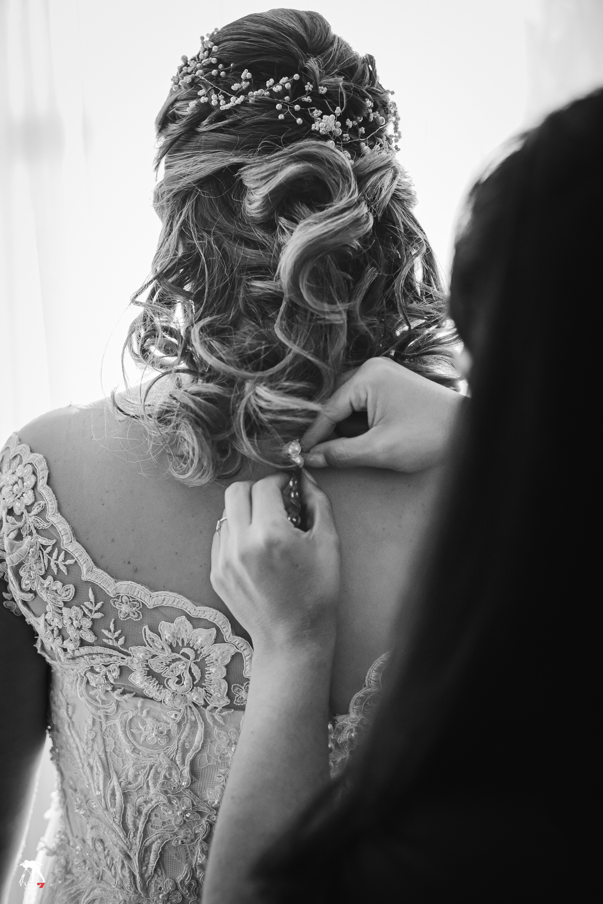 Noiva colocando vestido 