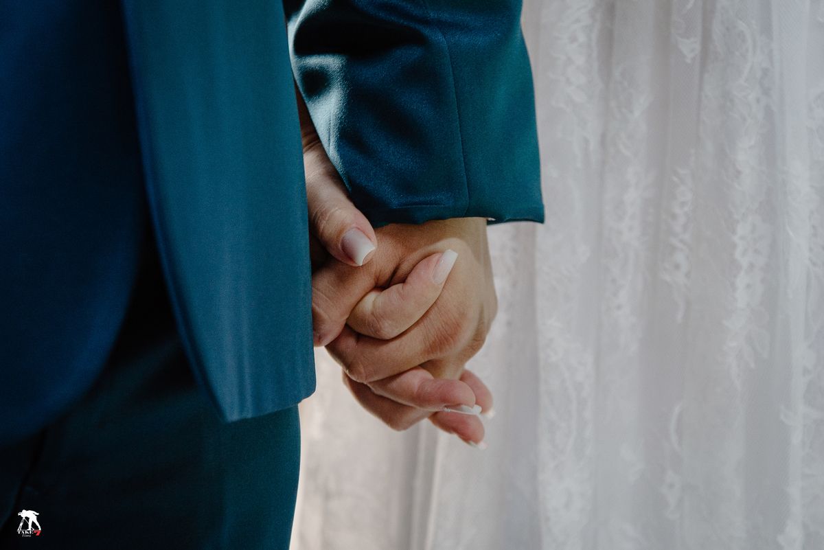 Noivos de mãos dadas