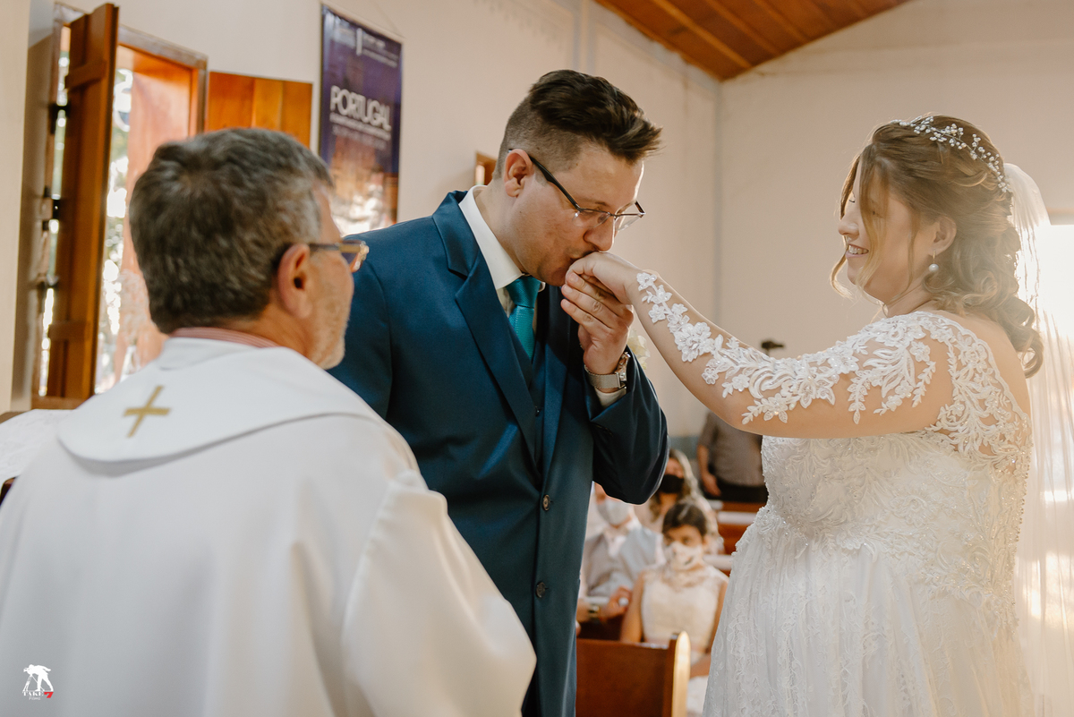 Noivo beijando a aliança 
