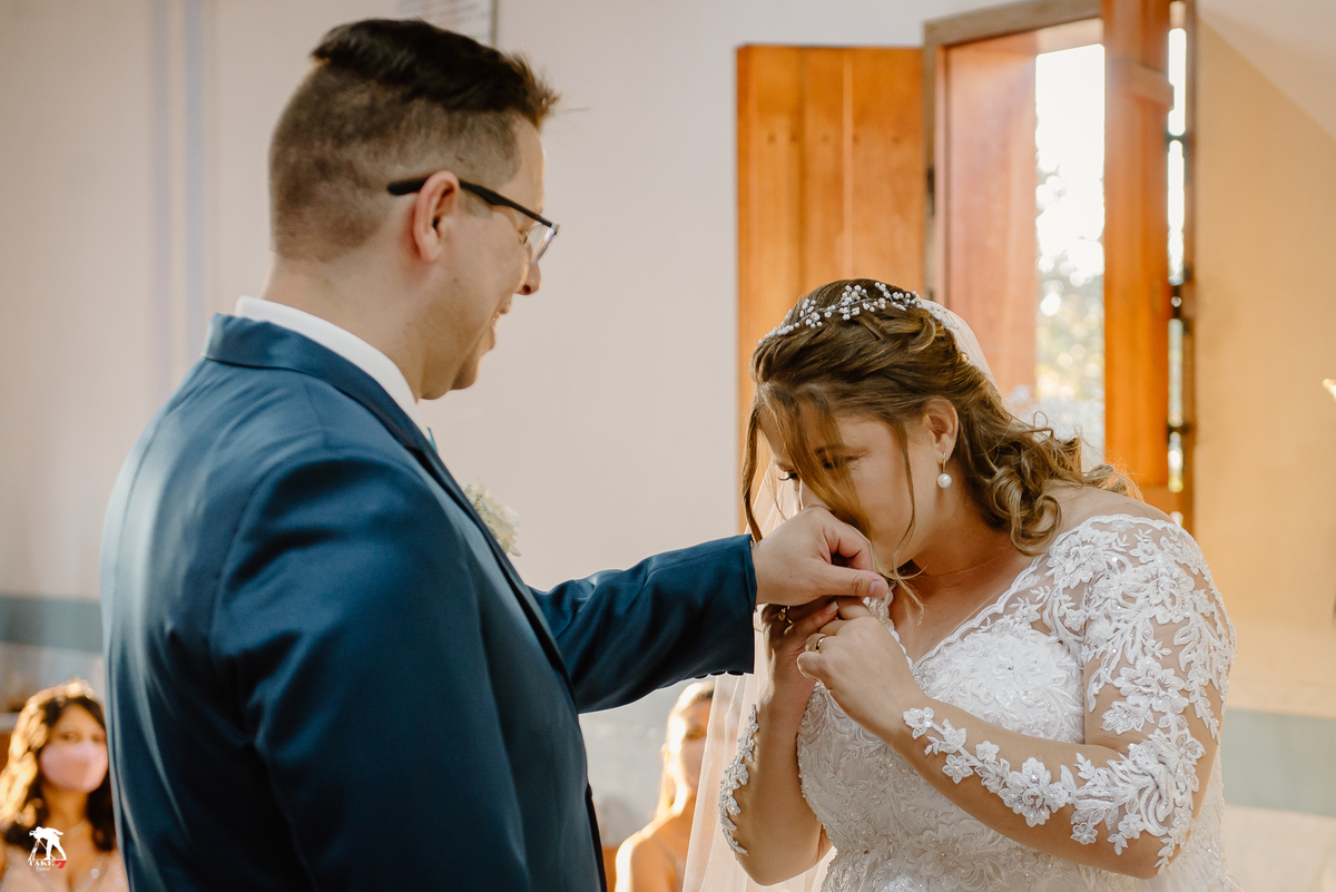 Noiva beijando a aliança 