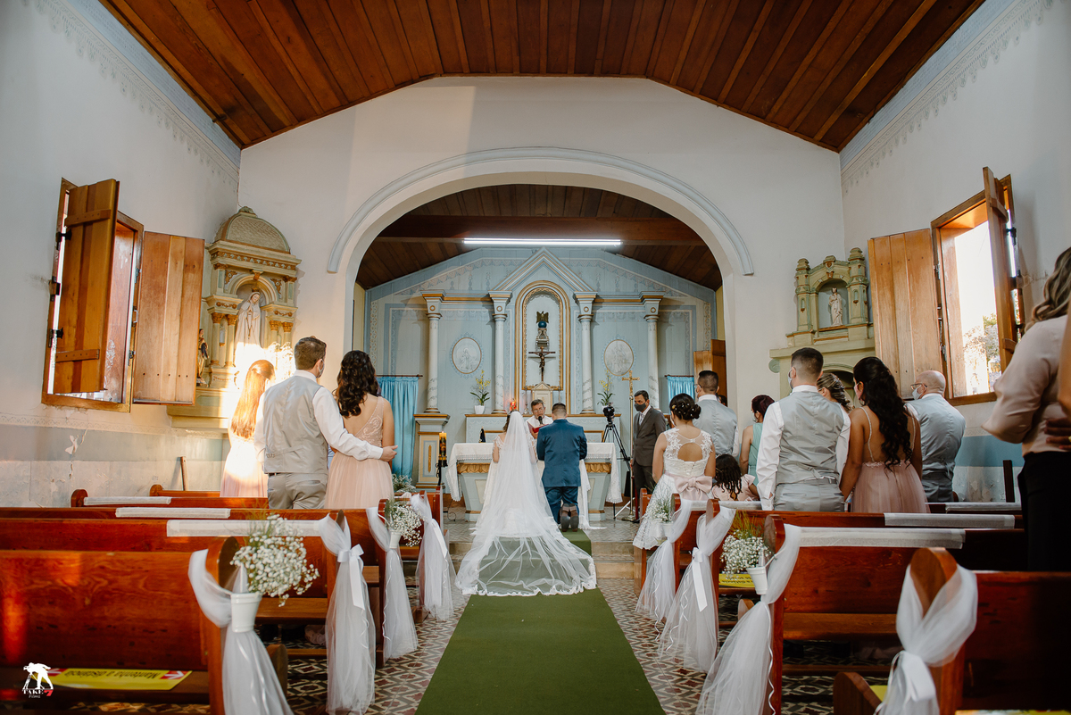 Noivos de Joelhos na Cerimônia 