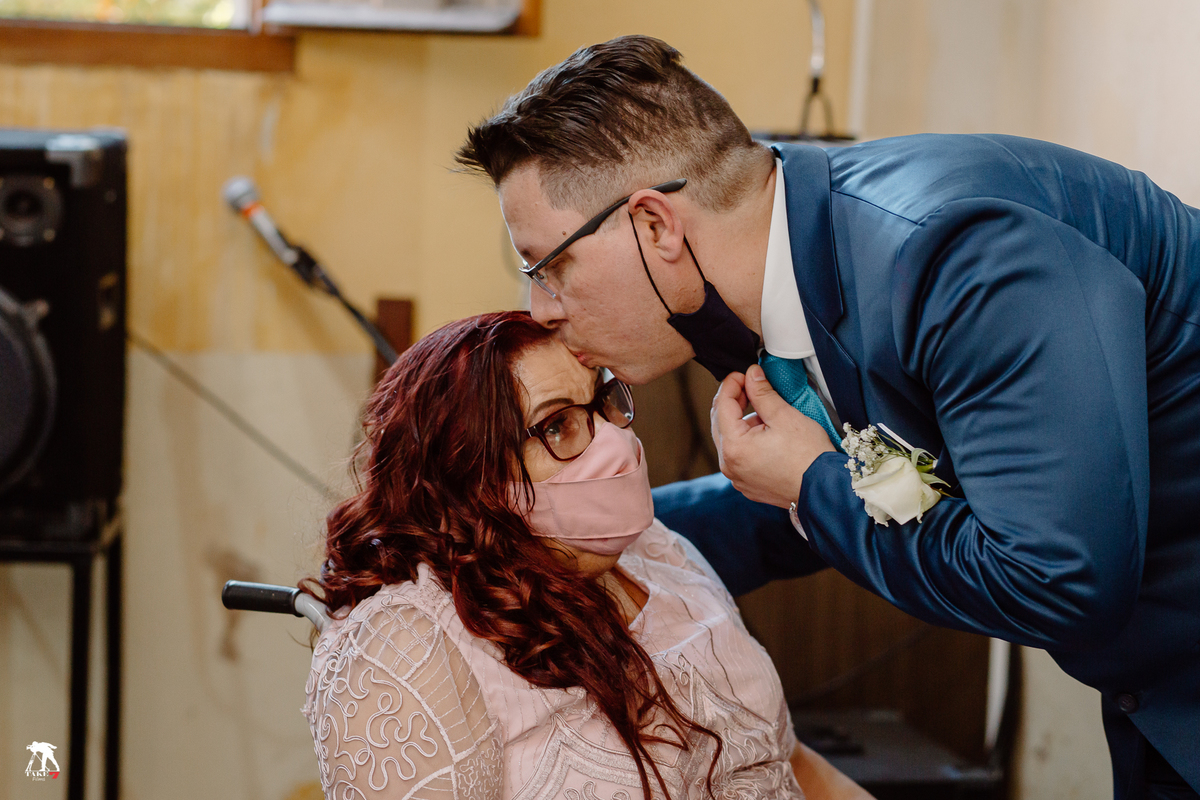 Noivo Beijando a mãe 