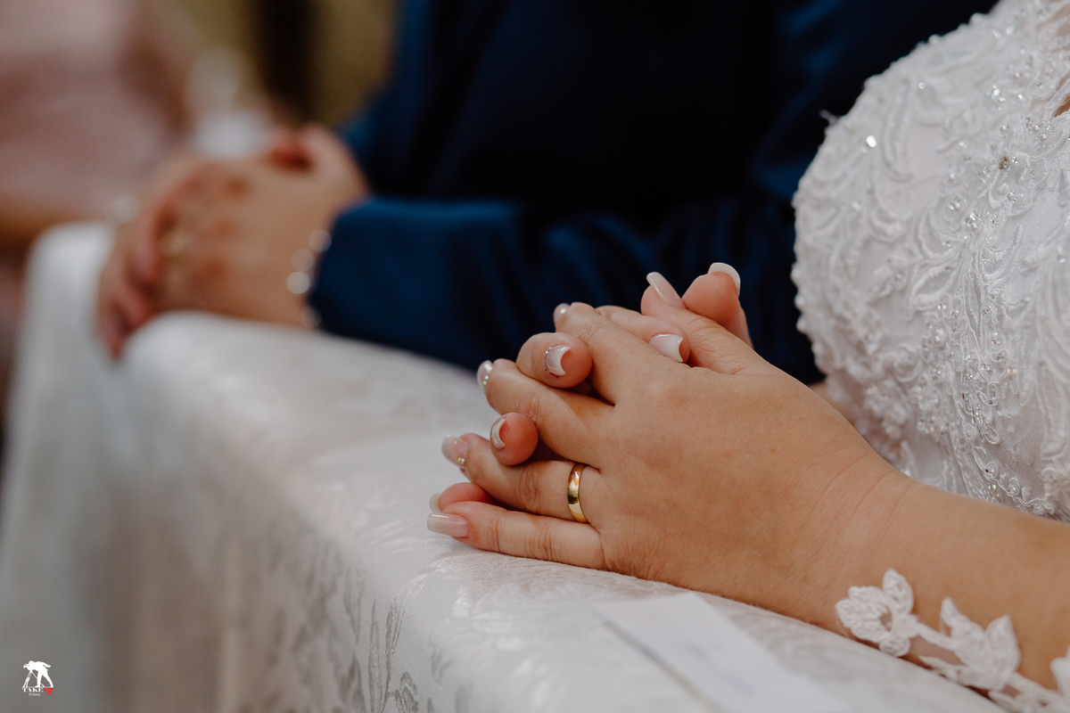 Noivos rezando na cerimônia 