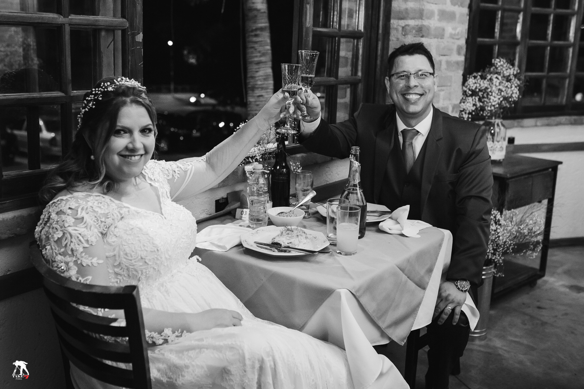 Noivos na mesa da Festa 