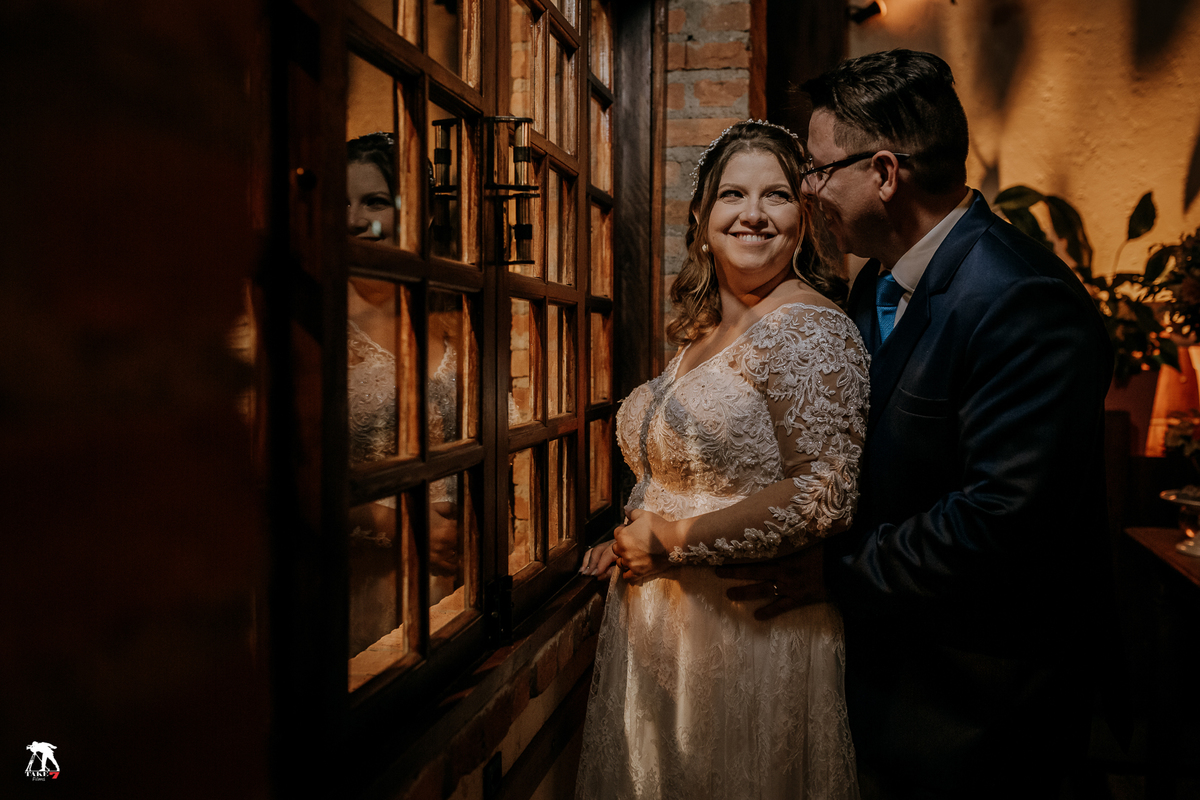 Noivos se olhando na janela