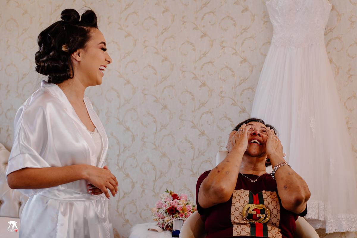 mãe da noiva emocionada 