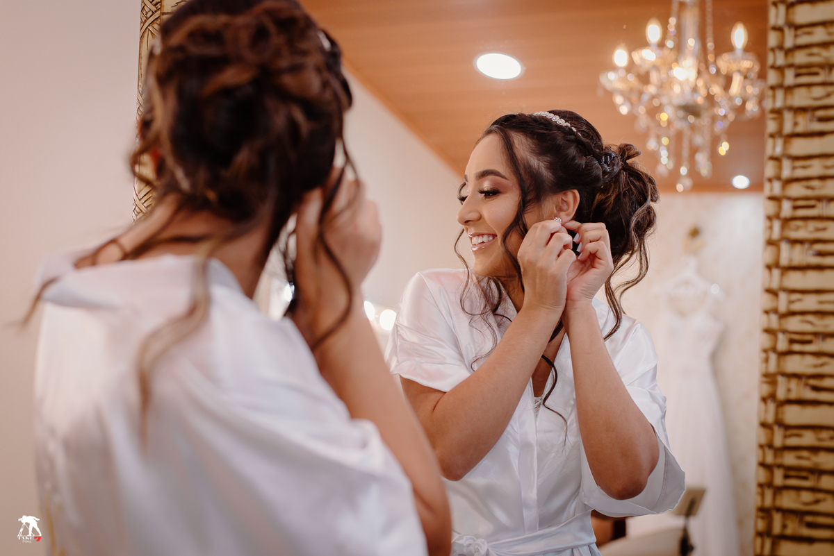 noiva colocando brincos 