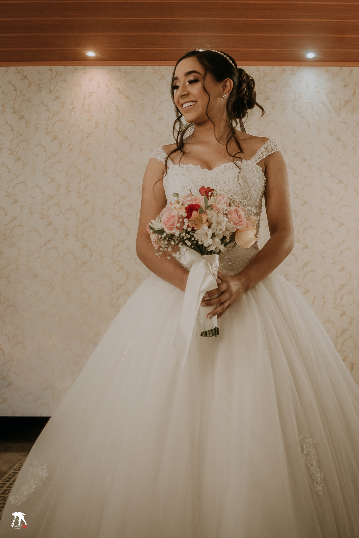 noiva de vestido e buque 