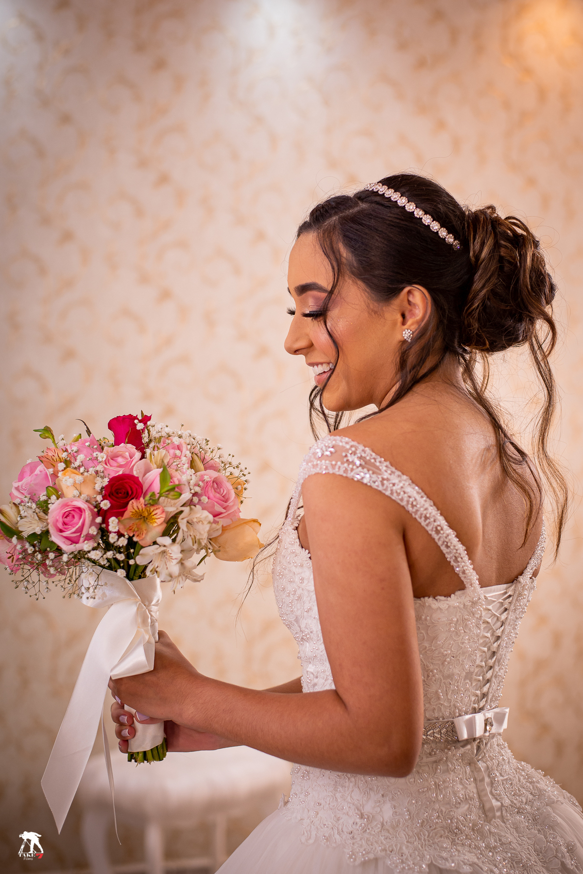 noiva sorrindo com buque 