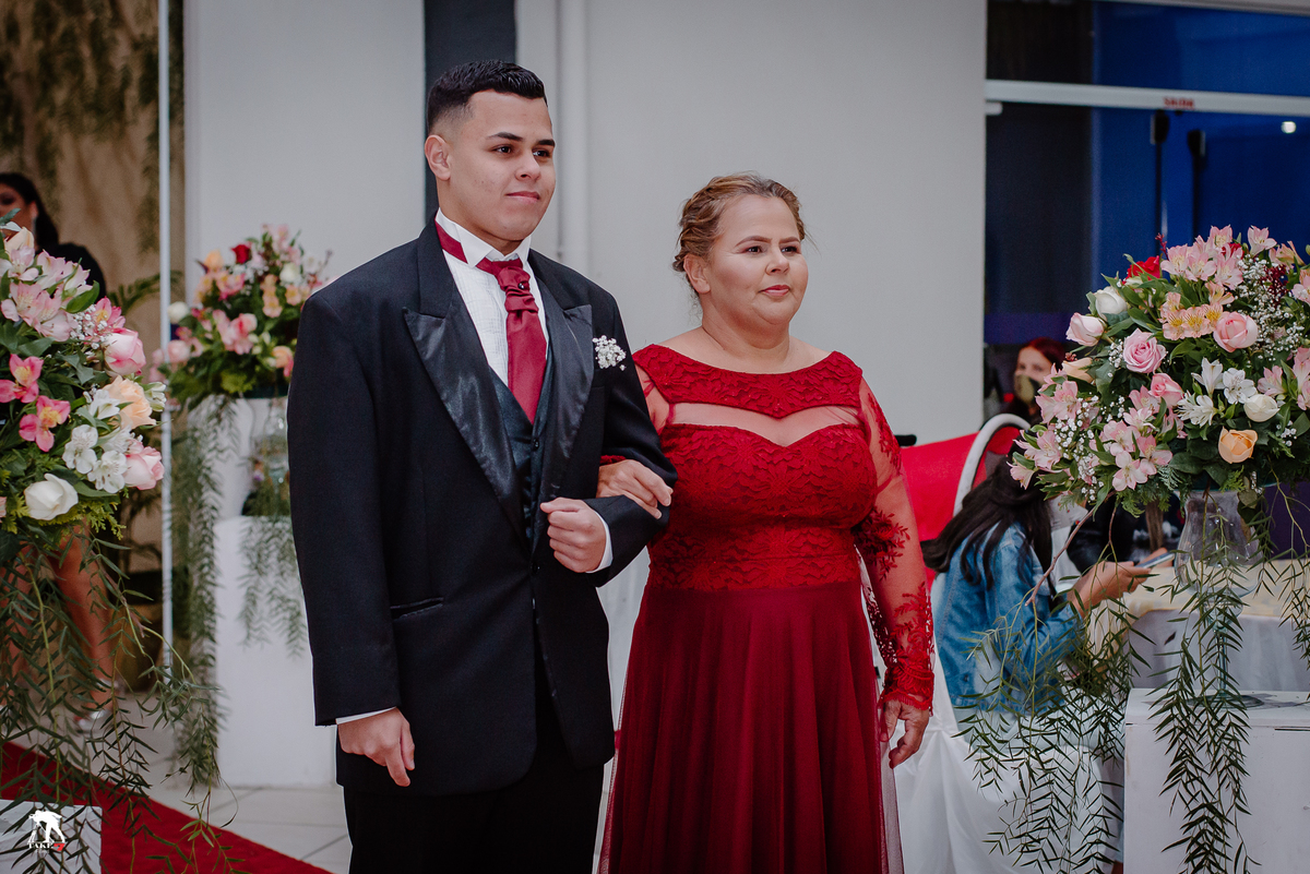 noivo entrando com a mãe 