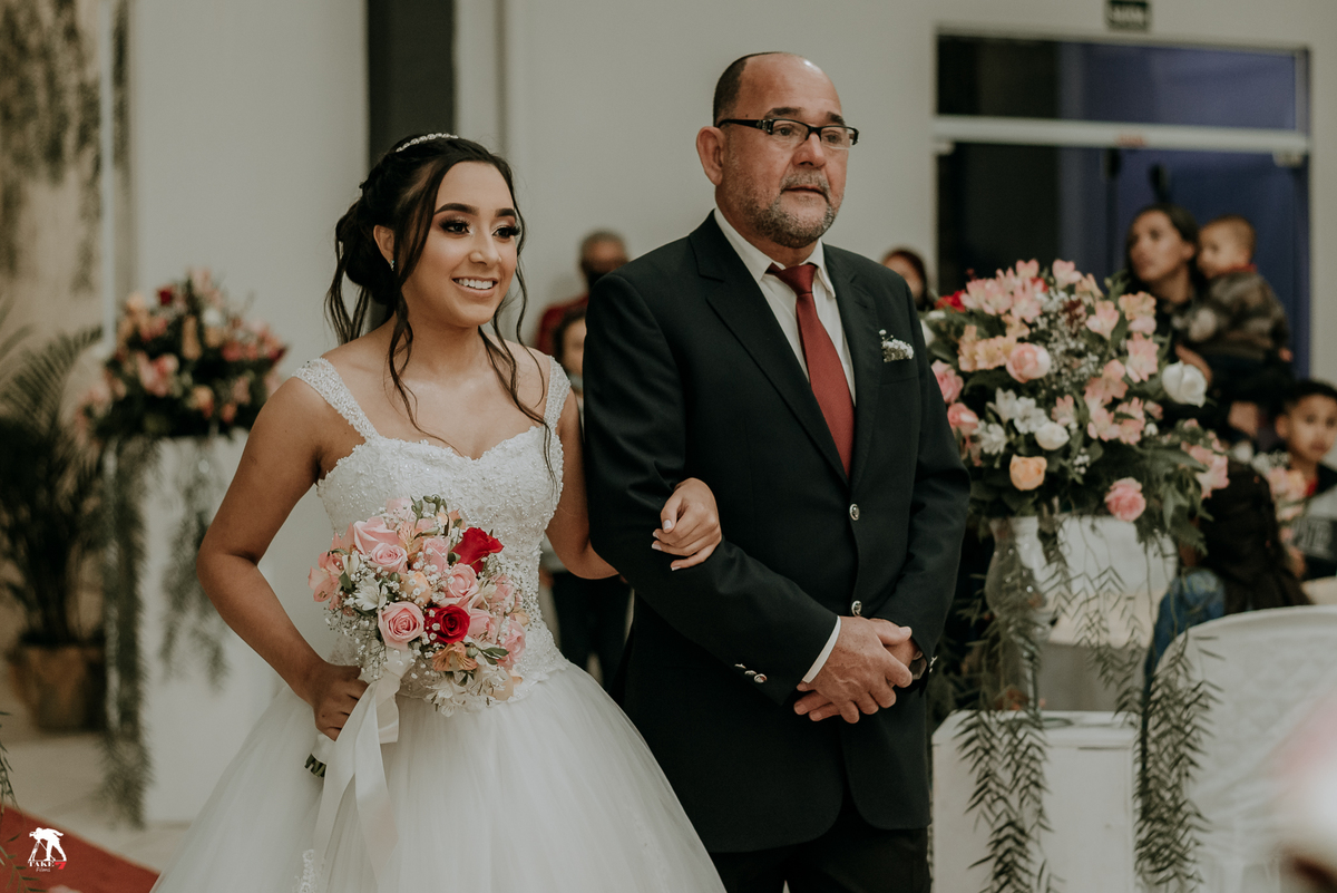 noiva entrando com pai no casamento 