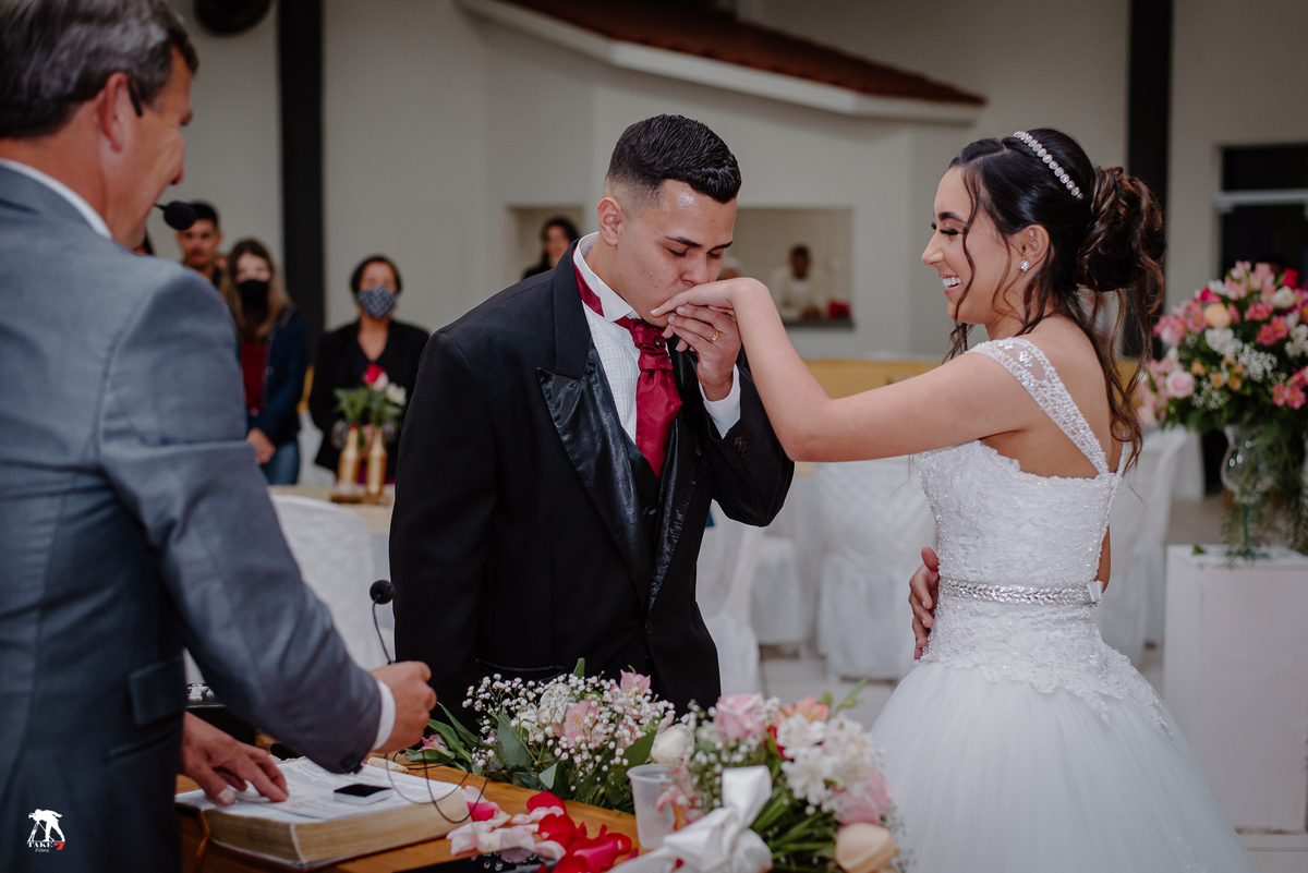 noivo beijando aliança de casamento 