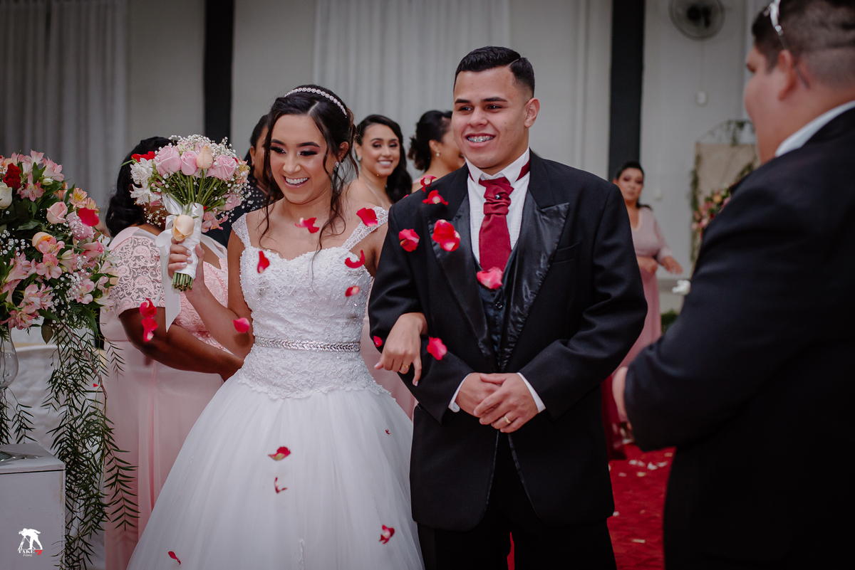 saída dos noivos com pétalas de flor 