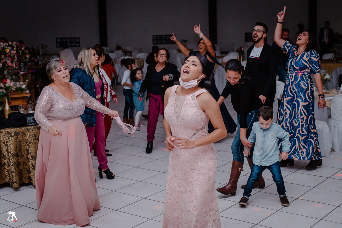 convidados dançando no casamento 