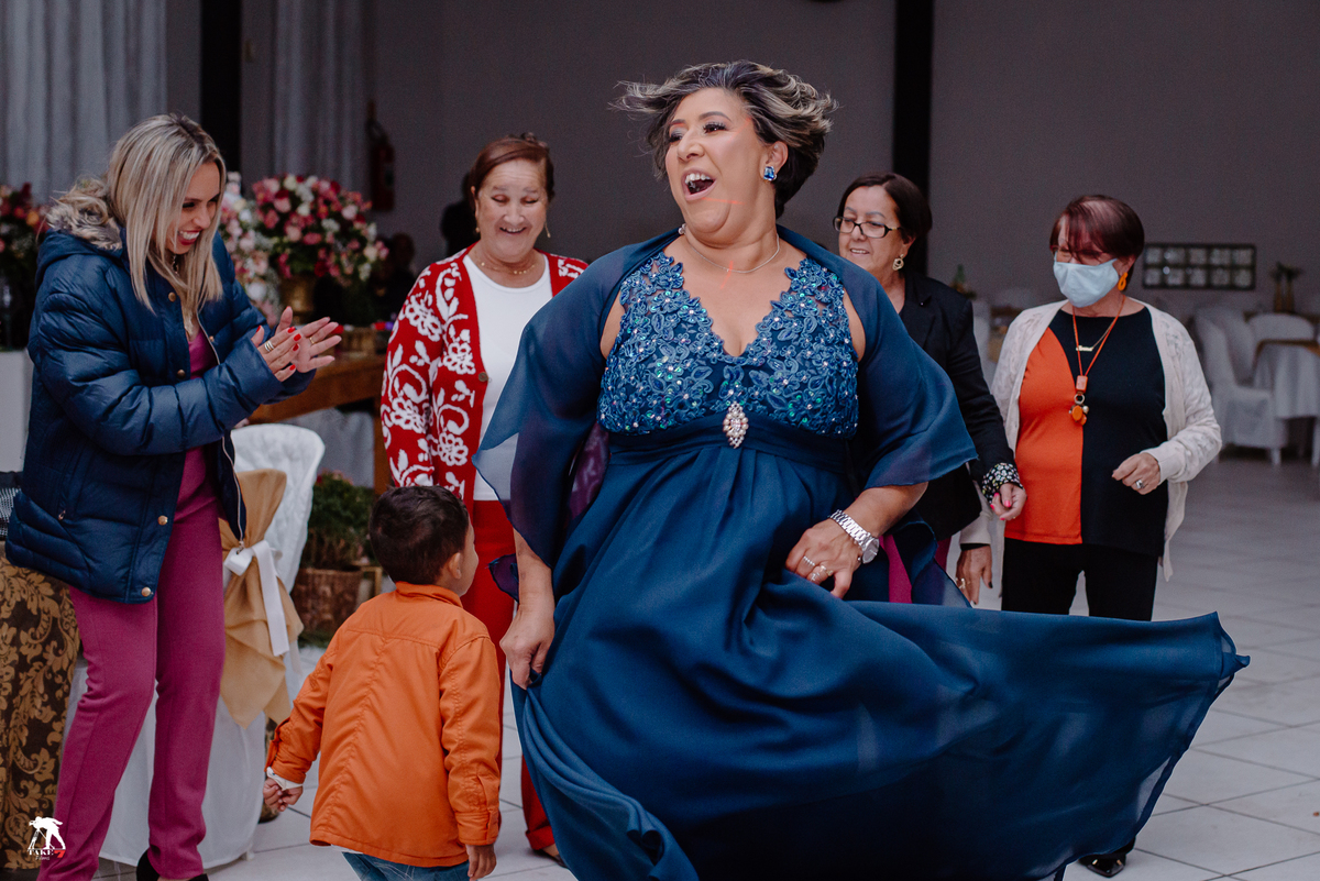 mãe da noiva dançando 