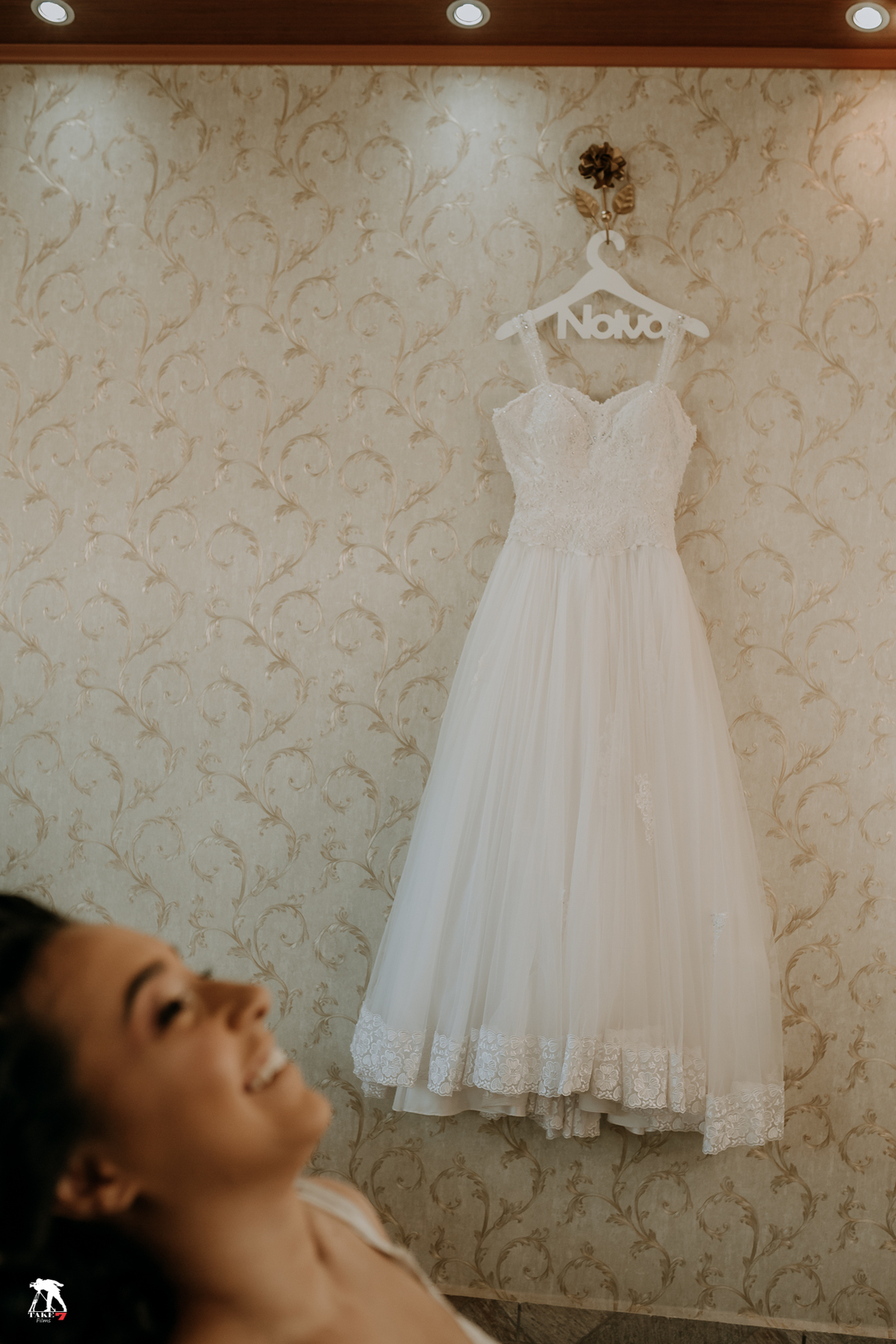 vestido da noiva com noiva sorrindo