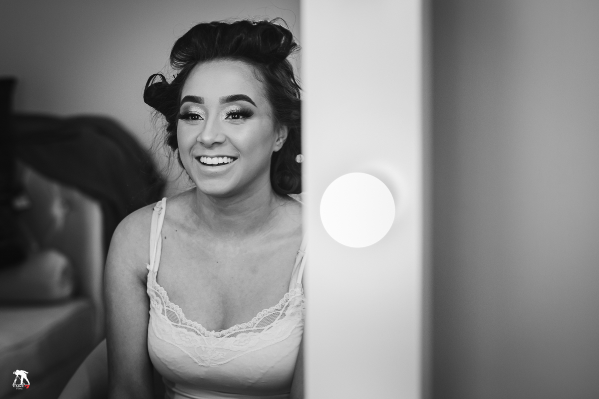 noiva feliz no espelho 