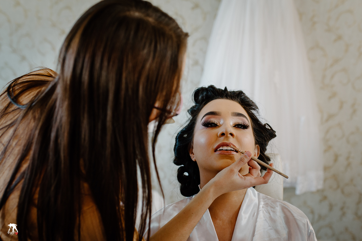 noiva passando batom 