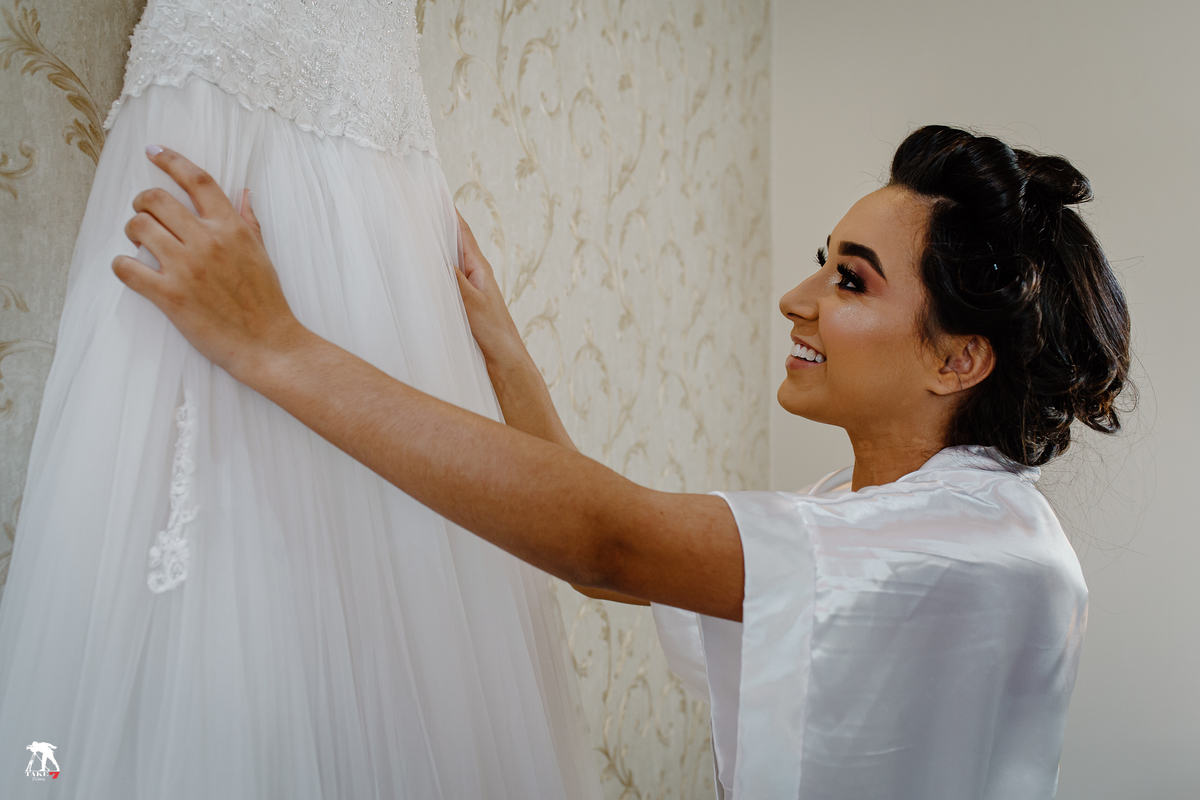 noiva segurando vestido 