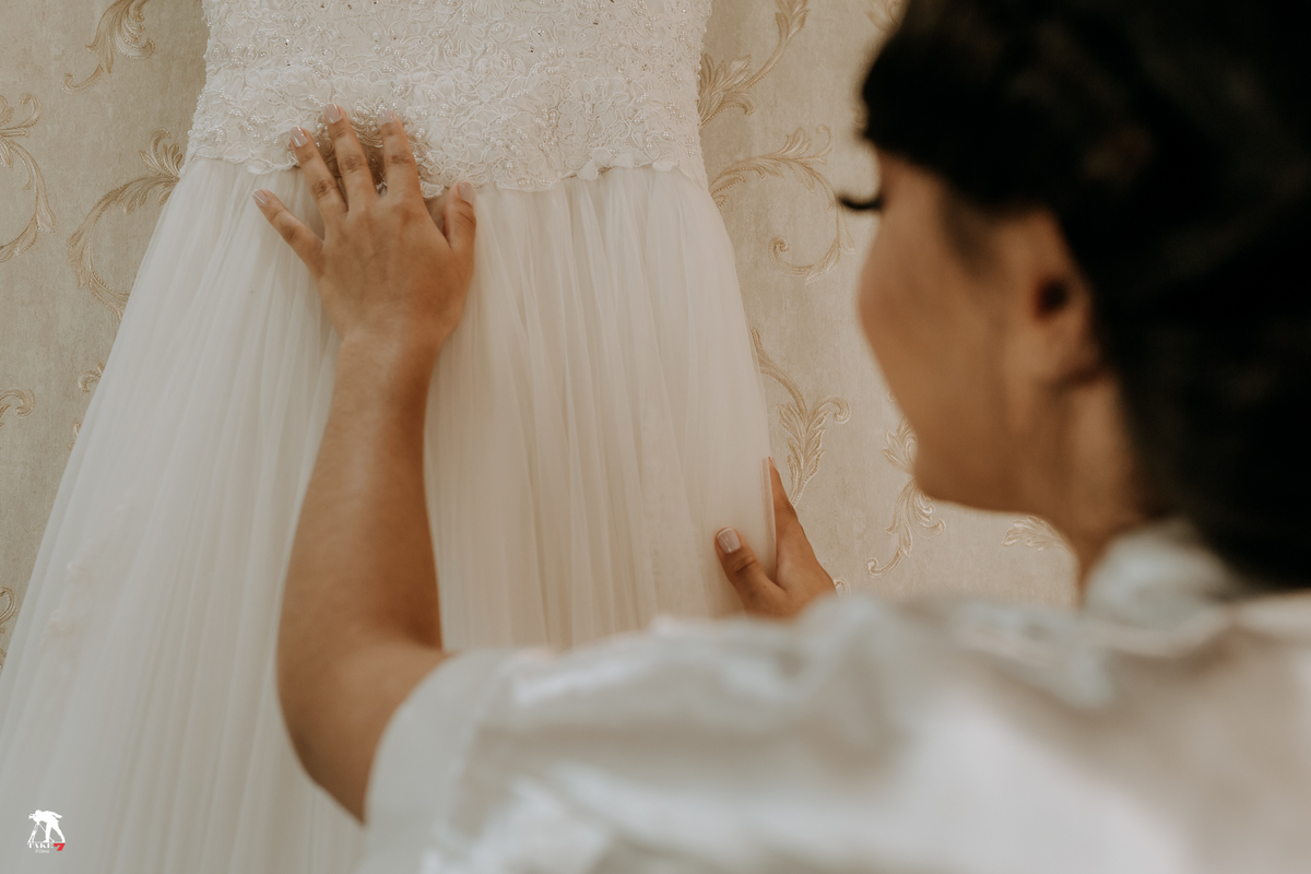 noiva passando a mãe no vestido 
