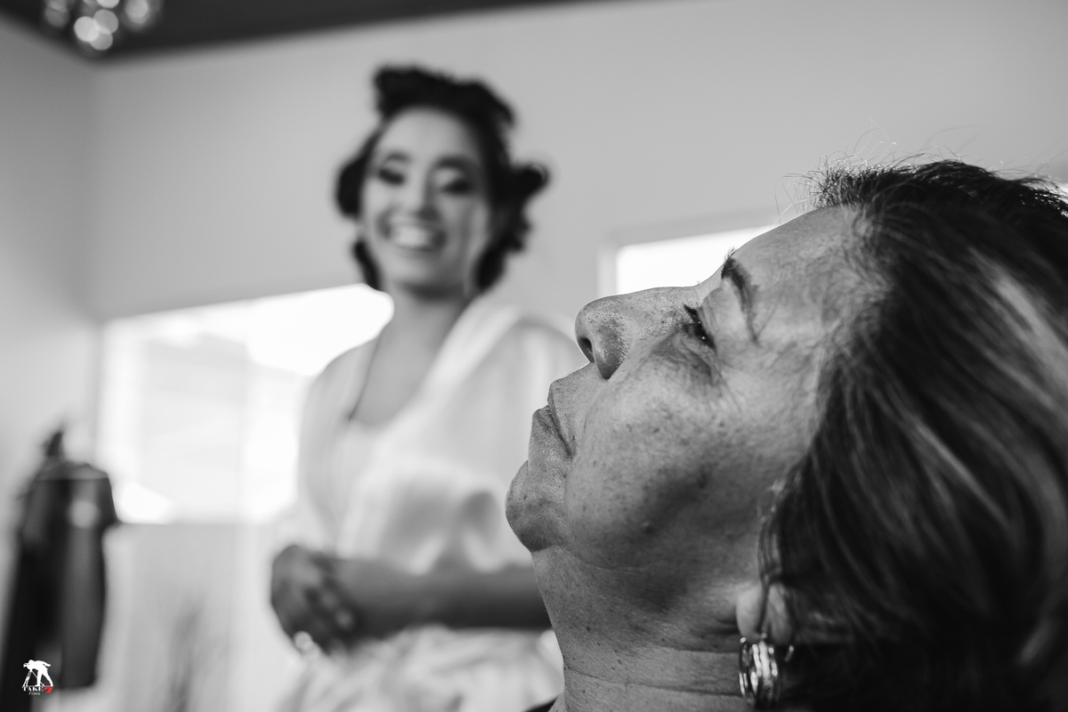 mãe da noiva emocionada 