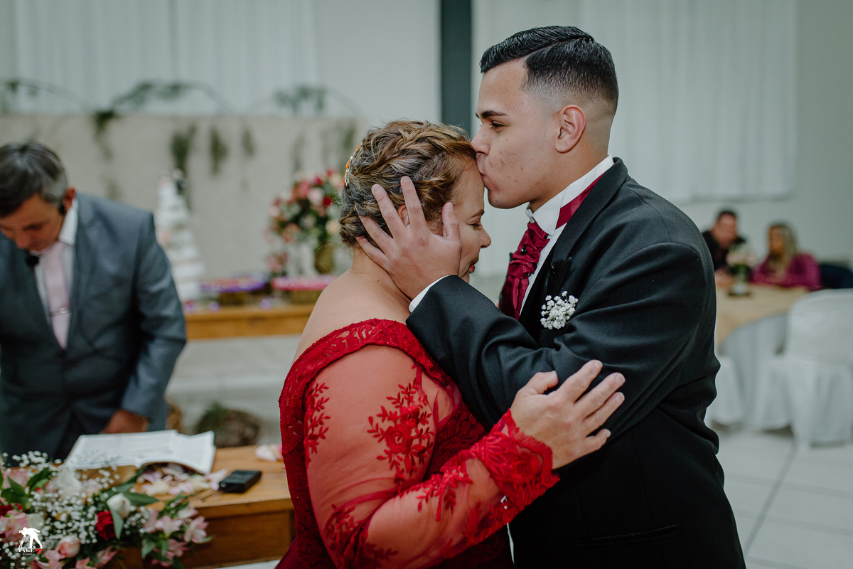 noivo beijando a mãe 