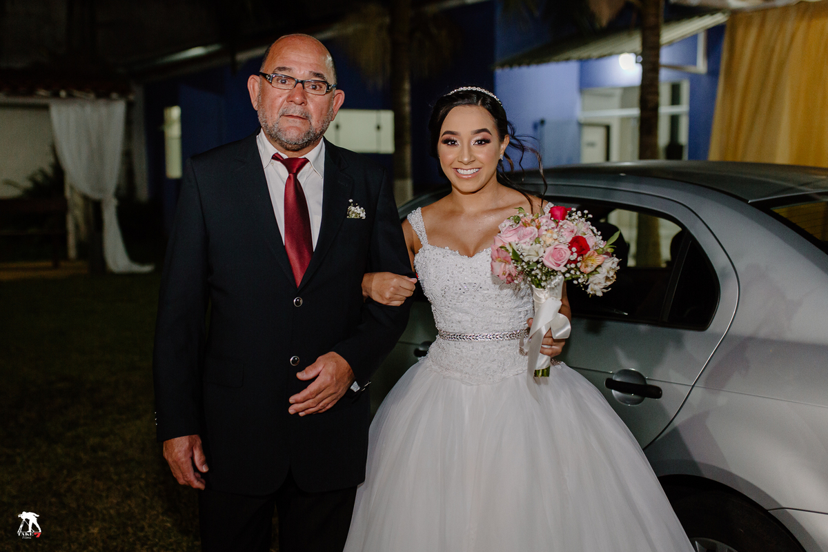 noiva com pai saindo do carro 