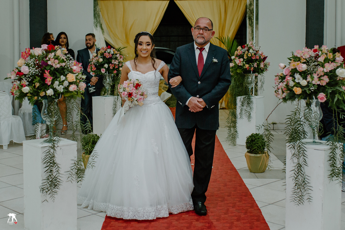 noiva e pai da noiva no corredor 