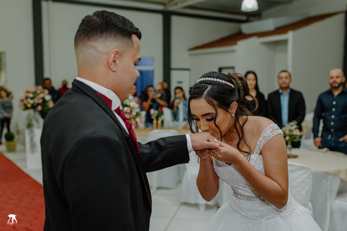 noiva beijando aliança de casamento 