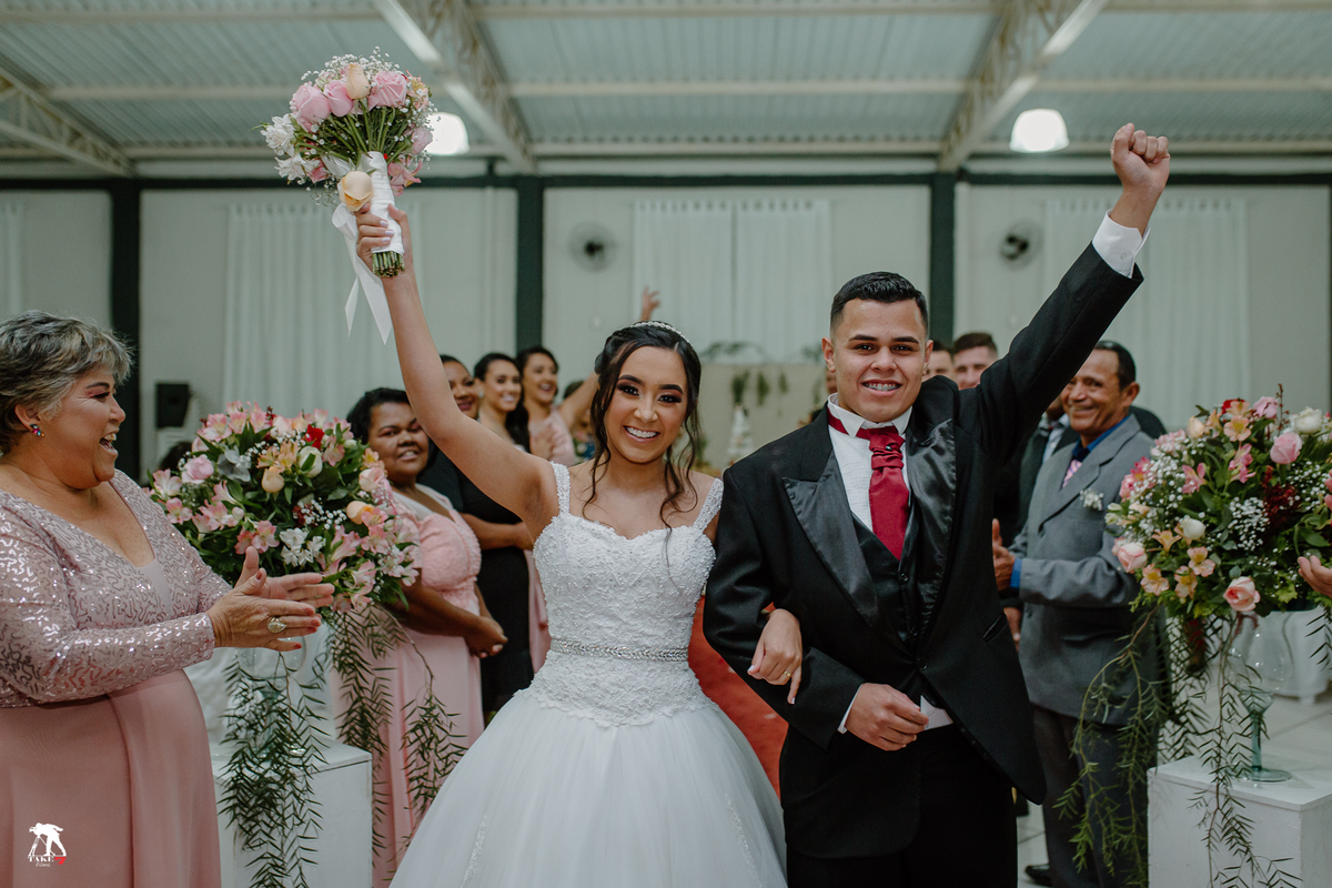 noivos comemorando o casamento 