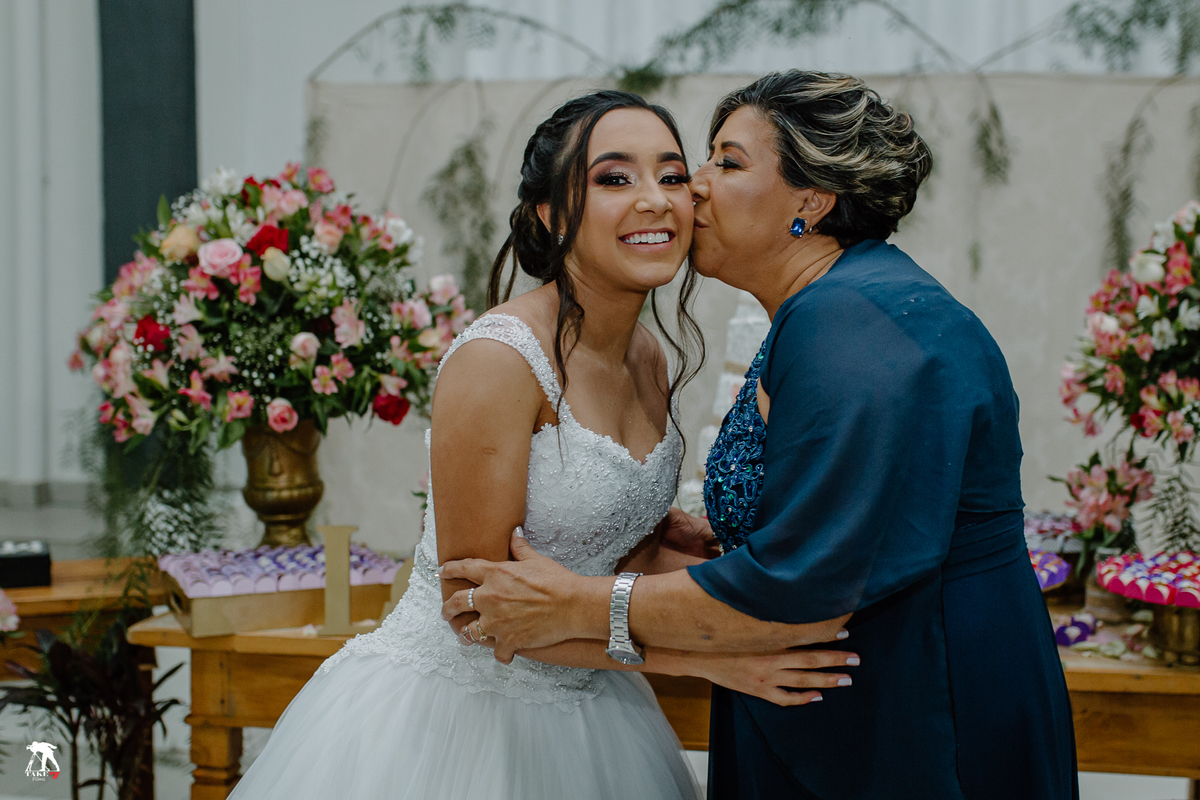 mãe beijando a noiva 