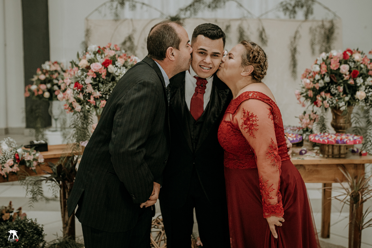 pais do noivo beijando o noivo 