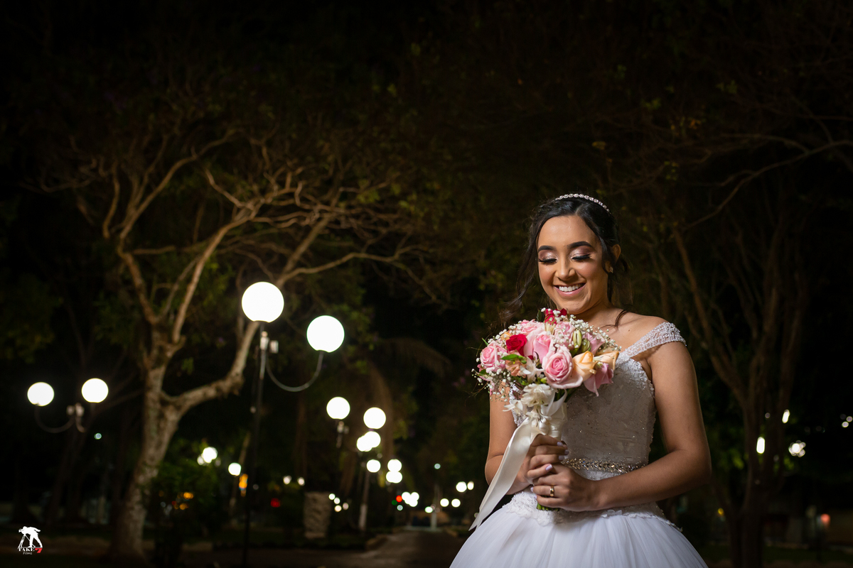 noiva e buque na praça 