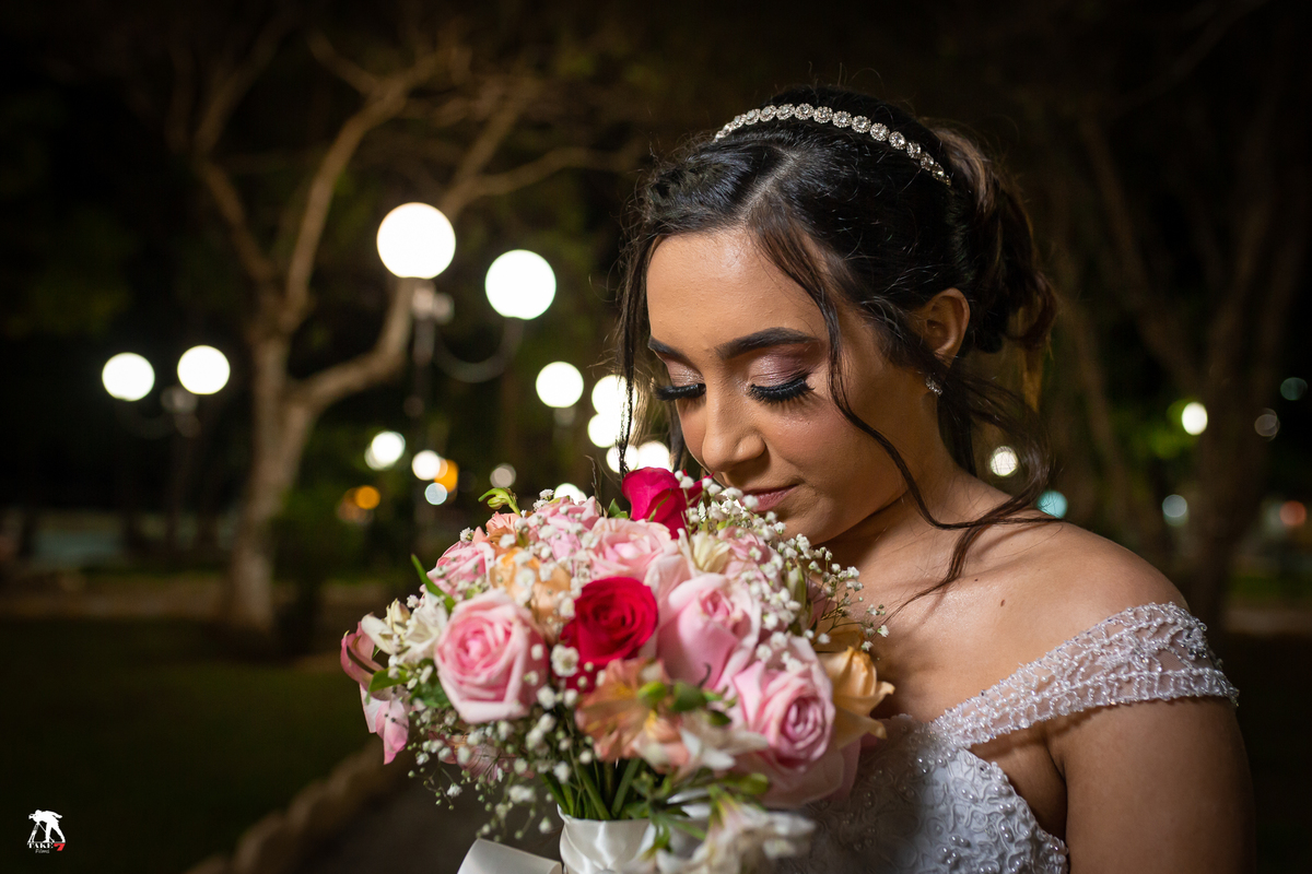 noiva cheirando flores do buque 