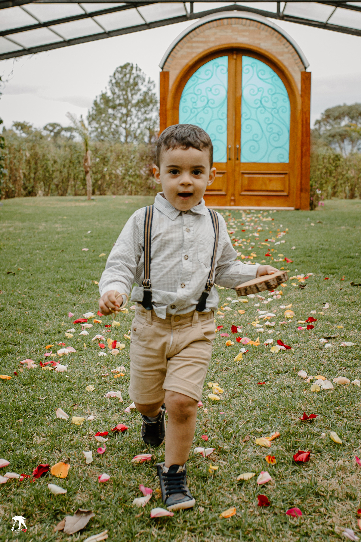 criança com aliança de casamento 