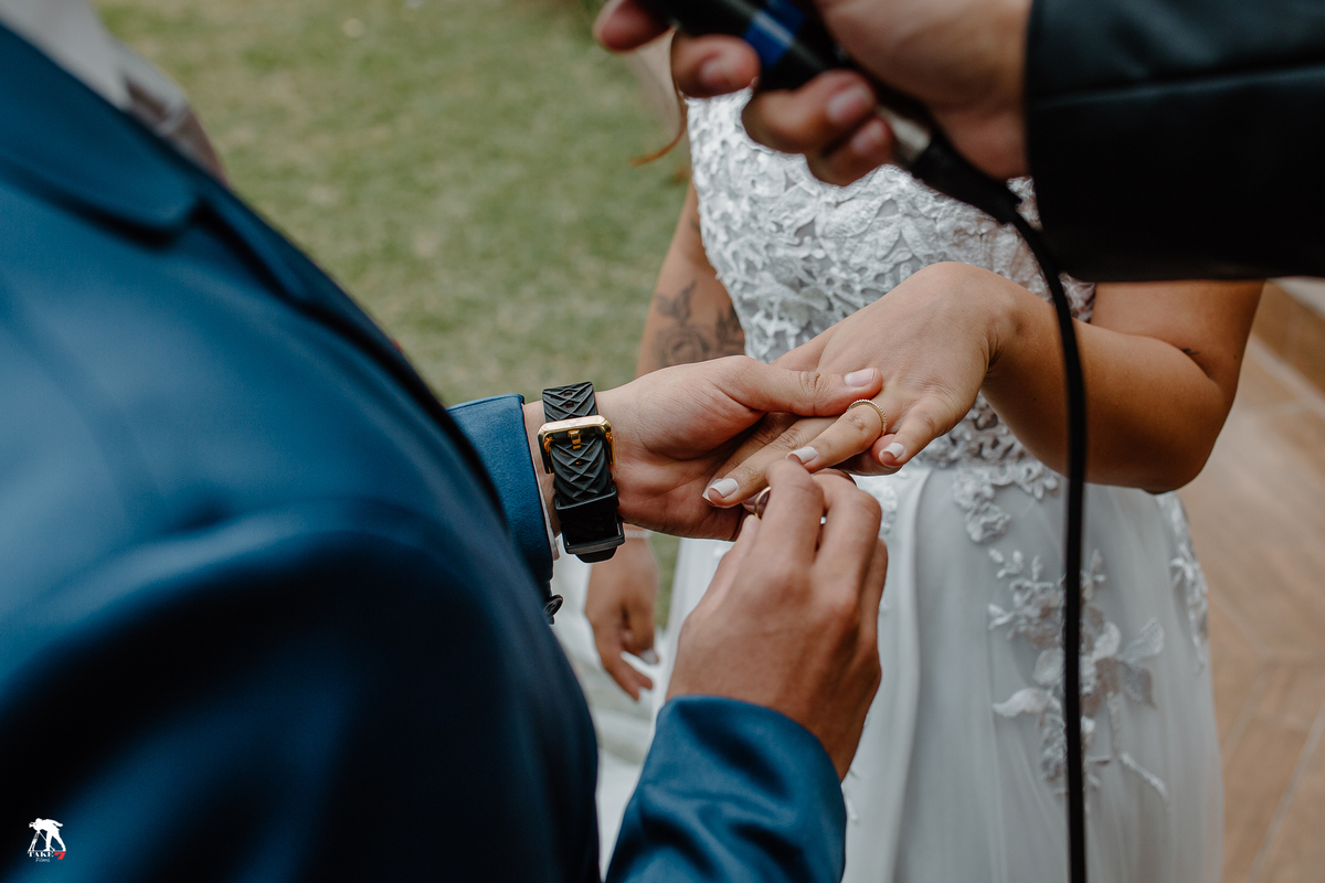 noivo colocando aliança