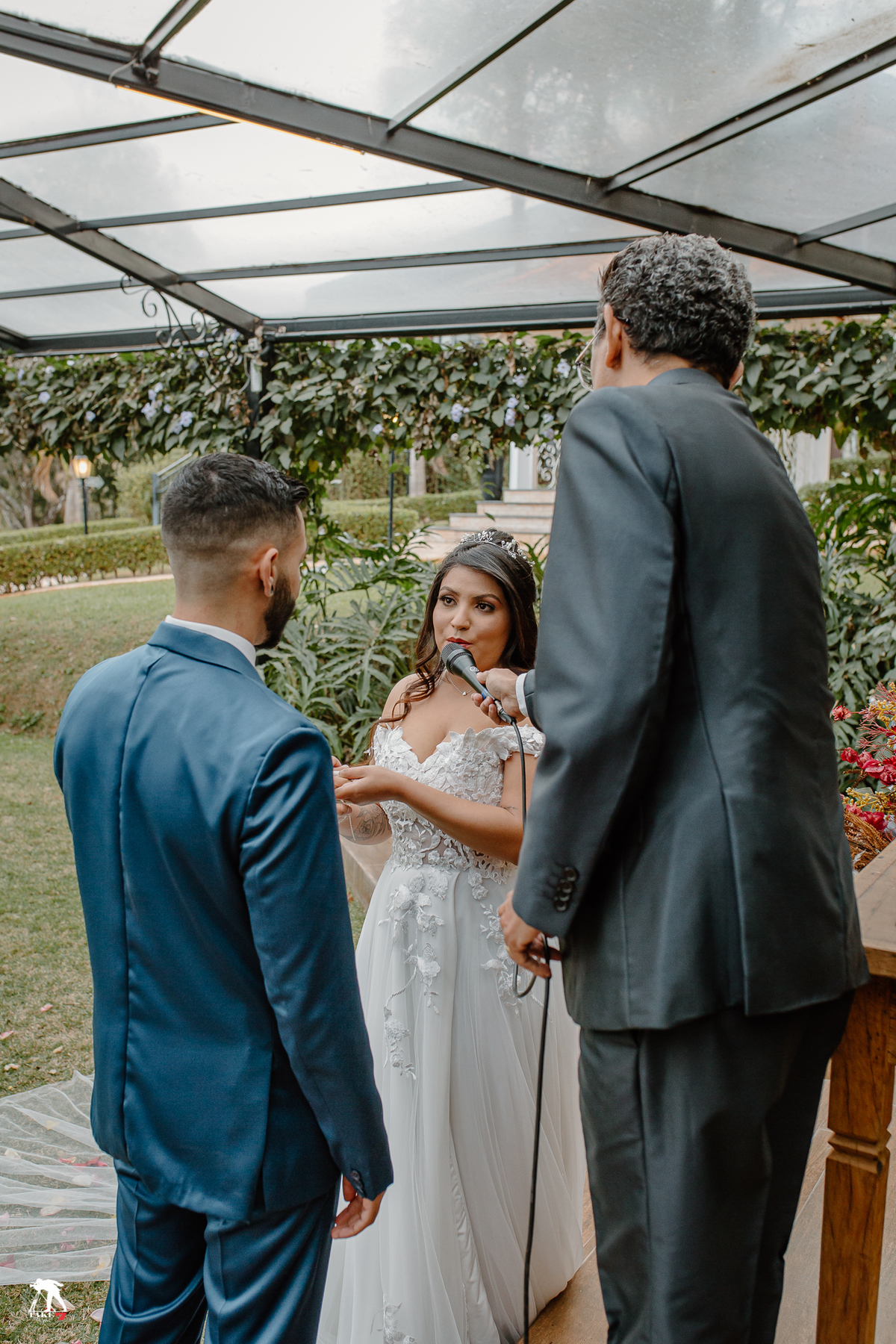 noiva colocando aliança 