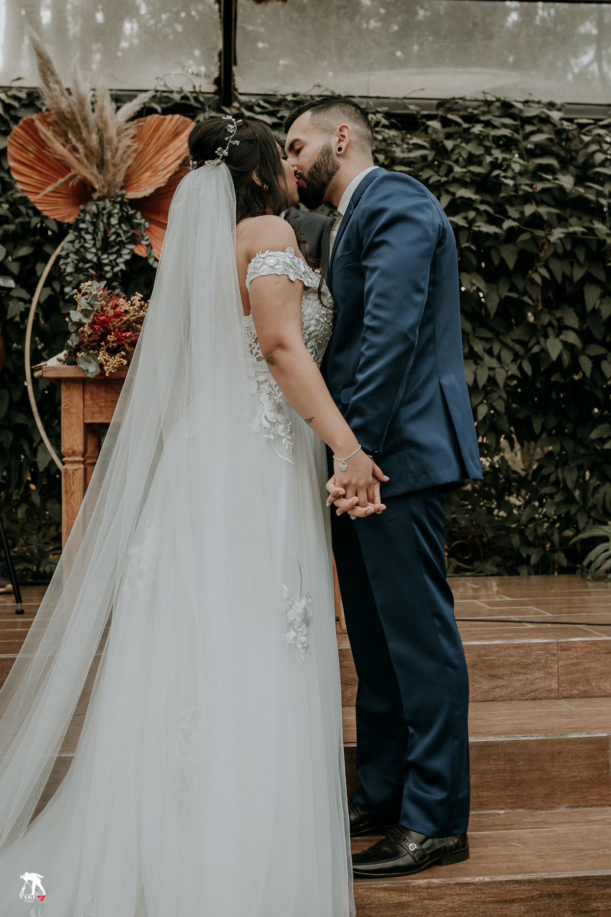 beijo do casal de noivos 