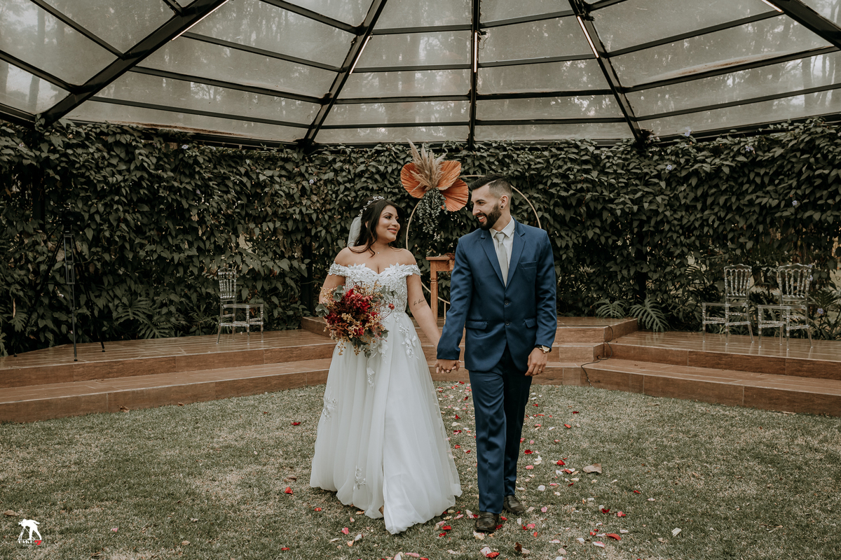 saída dos noivos da cerimônia 