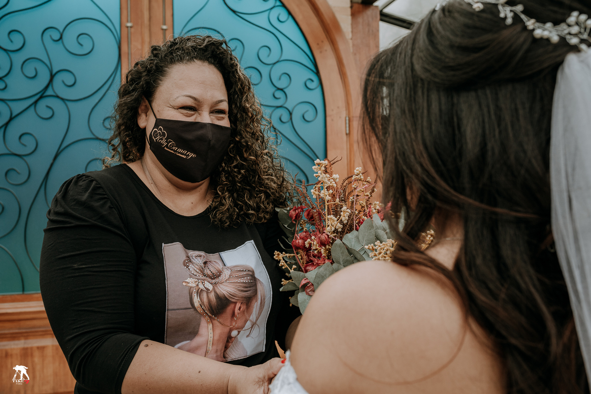 noiva recebendo o buque 