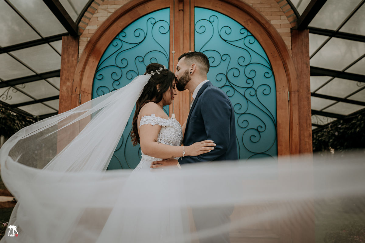 noivos na porta da cerimônia 