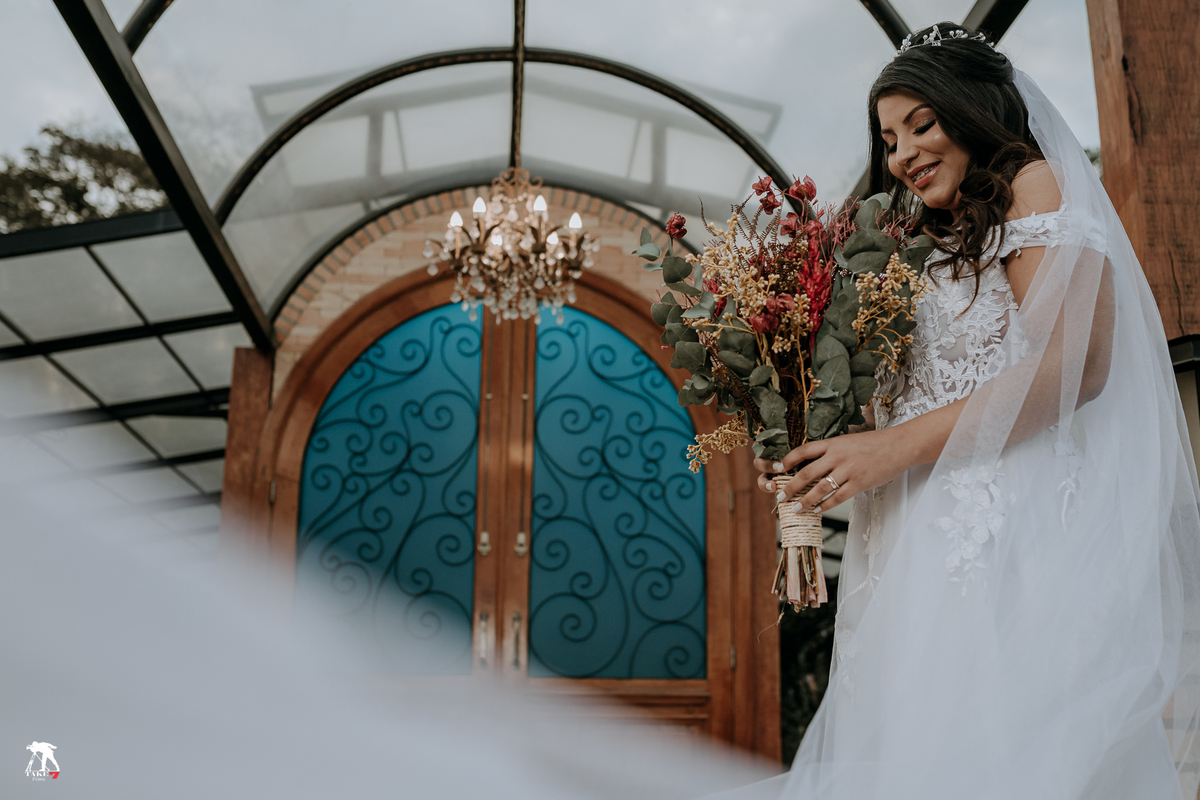 noiva feliz com buque 