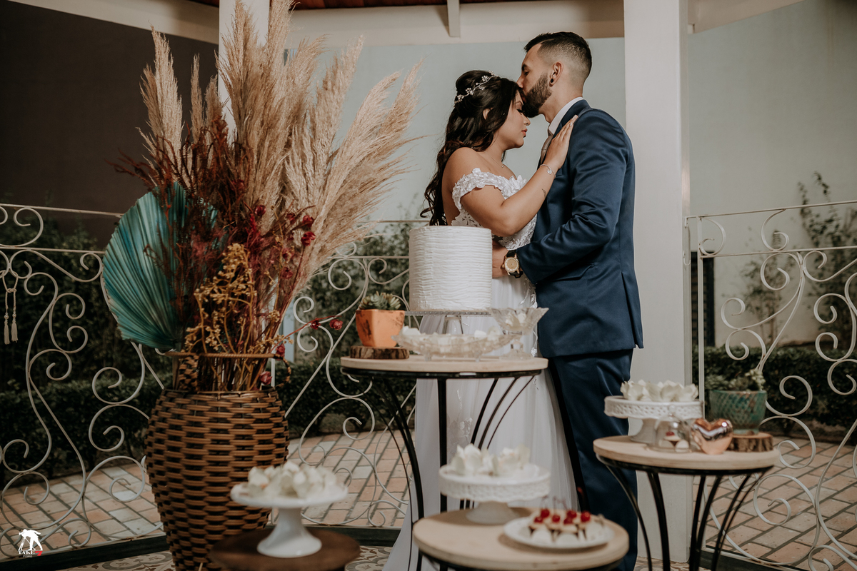 noivos na mesa do bolo 