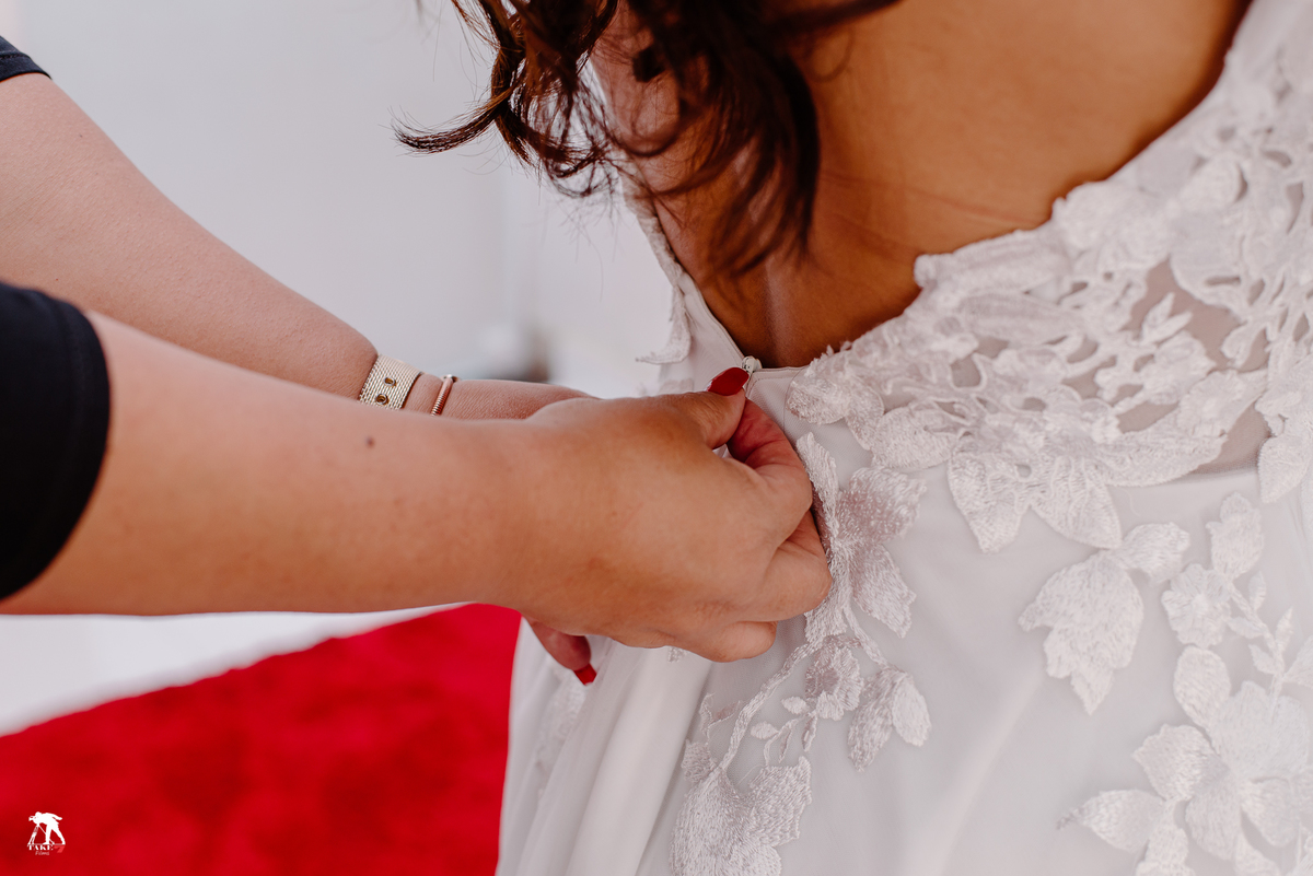 noiva colocando vestido 